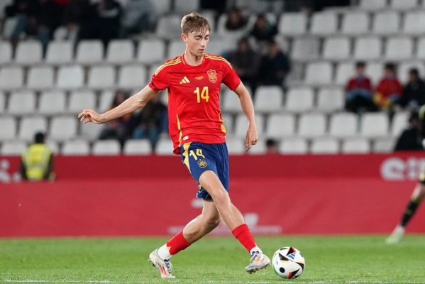 Dean Huijsen sustituye en la selección al lesionado Íñigo Martínez