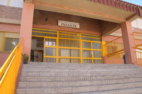  El Centro de Educación de Adultos Infante de Murcia celebra 30 años enseñando a mayores de edad