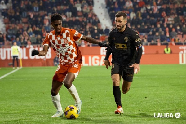 La lesión del dedo de Gayà no es grave y, en principio, podrá jugar contra el Mallorca