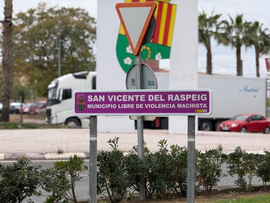 La oposición de San Vicente critica a Vox por quitar un cartel contra la violencia de género y el PP instala dos nuevos