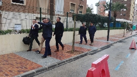 Benidorm reabre la calle Ibiza tras las obras de renovación de infraestructuras y ultima la pintura 