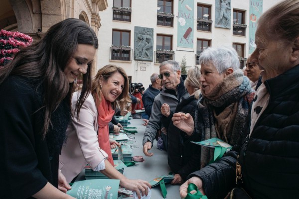 Castelló comienza el reparto de los 50.000 'llibrets' de las fiestas de la Magdalena