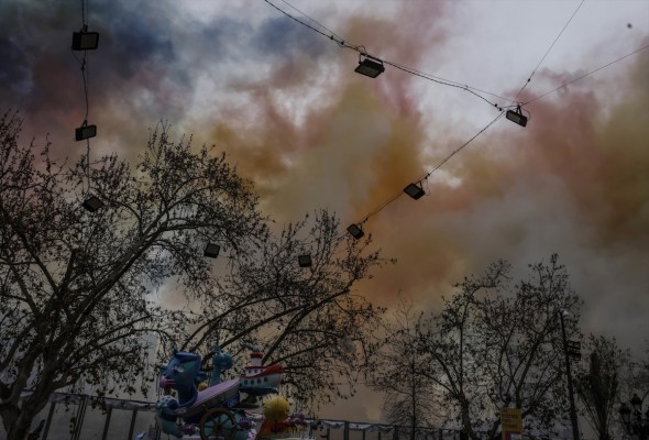 Pirotecnia Vulcano homenajea a València con una gran 'senyera' en una 'mascletà' 