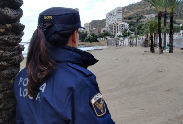 Alicante impone 100 sanciones en 10 días en una campaña especial de control de la limpieza viaria