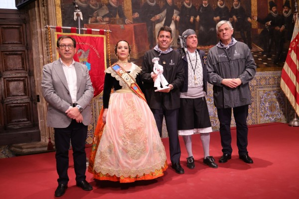 Mazón ensalza los Centros Valencianos en el Exterior por 