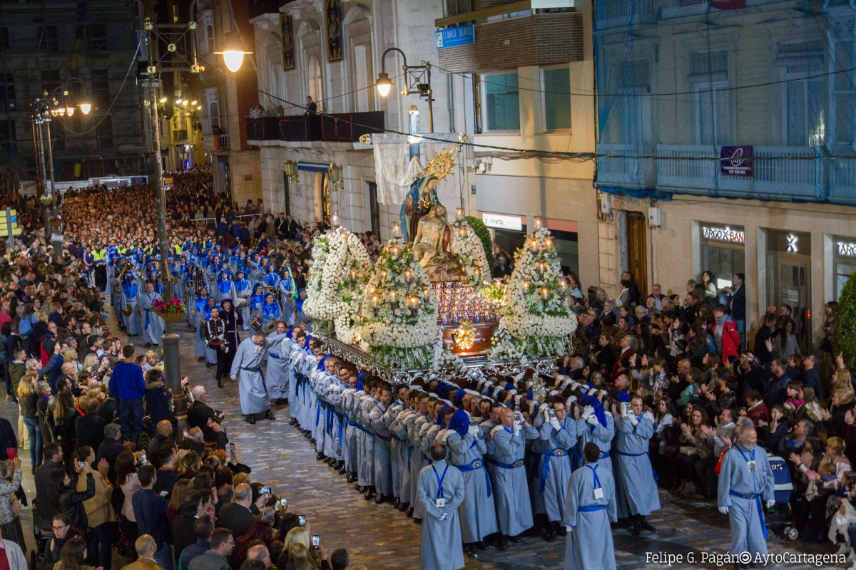 Multitud de público contemplando un desfile de Semana Santa en Cartagena - FOTO: AYTO CARTAGENA