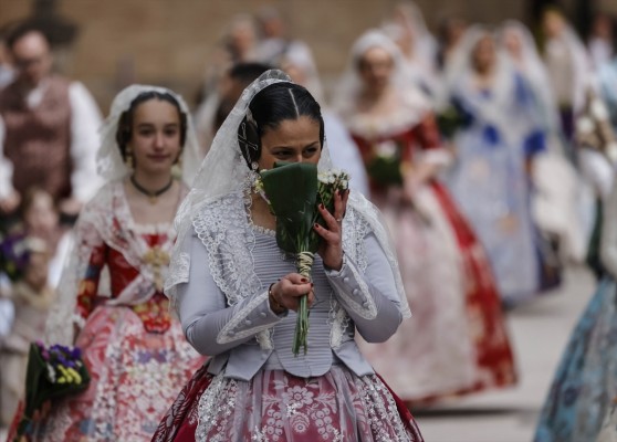 La emoción se sobrepone al frío y la lluvia en la primera jornada de la Ofrenda