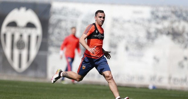 Alcácer sigue con molestias y tampoco entrena en la sesión vespertina