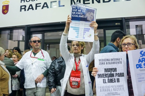 Los sanitarios del hospital Rafael Méndez de Lorca vuelven a manifestarse para reclamar más personal 