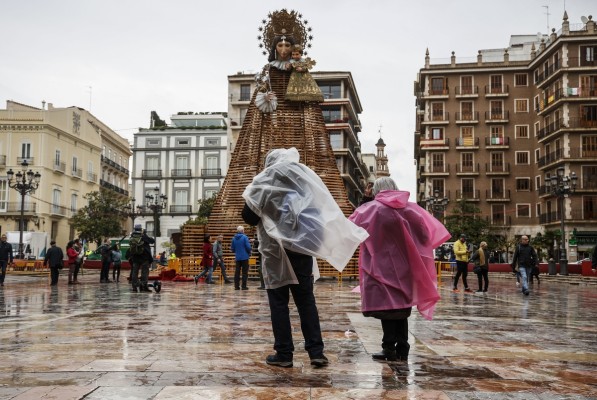 La lluvia altera la agenda fallera en los municipios valencianos: cambios en las ofrendas y mascletàs