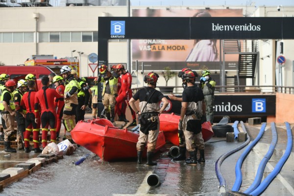 Hasta 50 efectivos, cuatro máquinas y un kayak trabajan en sacar agua de Bonaire