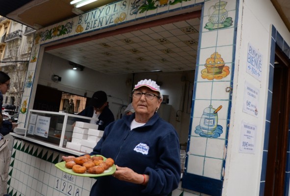 Medio siglo para cumplir una promesa haciendo buñuelos en Fallas en el barrio de Ruzafa