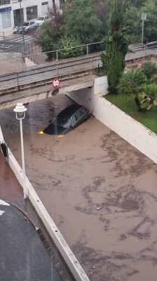 Las lluvias provocan inundaciones en Altea con un coche atrapado y el conductor, rescatado