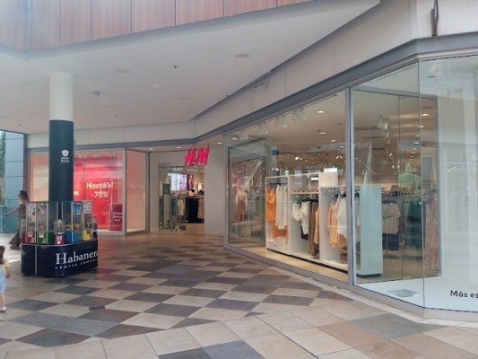 H&M cierra su tienda en Elche y consuma su ERE en la provincia junto a Orihuela y Torrevieja
