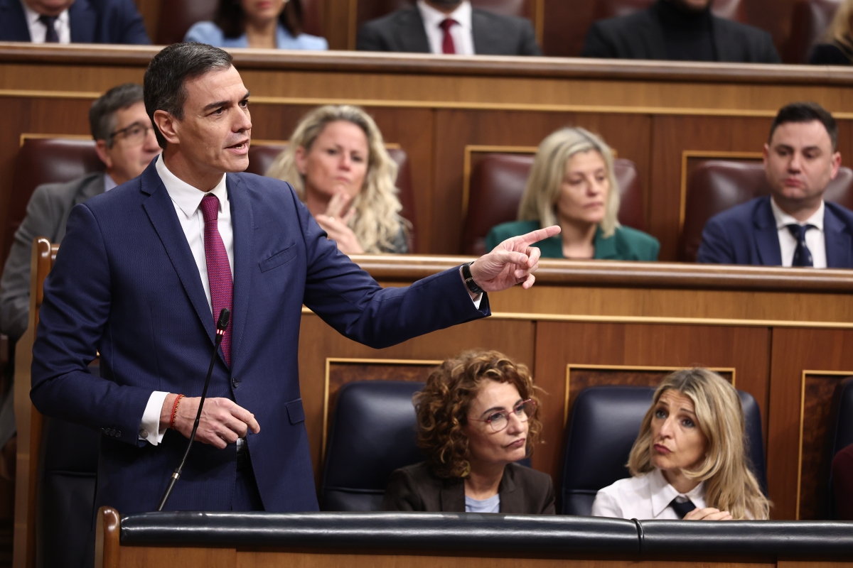 Sánchez acusa a Feijóo de eludir el cese de Mazón 