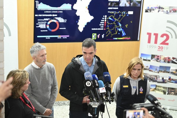 Sánchez dice que no se desviará de su objetivo pese a 
