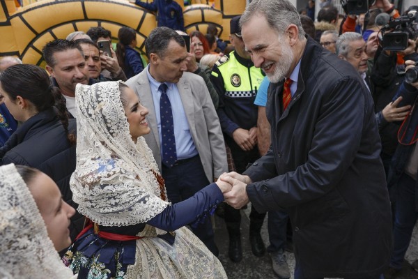 Felipe VI visita las fallas de Torrent y asiste a los toros en València