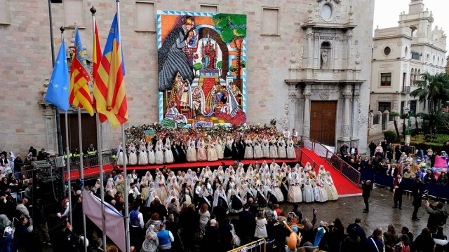 Burriana rinde homenaje a la Virgen de la Misericordia en la tradicional y emotiva ofrenda de flores