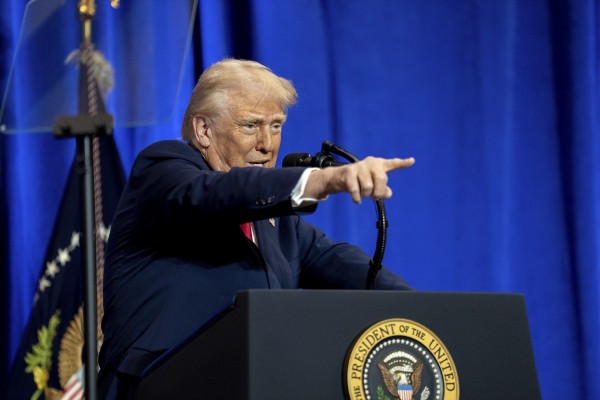 Trump mantiene que impondrá aranceles en abril pero contempla 