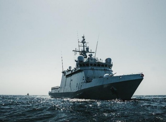 El buque Audaz sigue a tres barcos rusos en su tránsito por aguas de interés nacional  