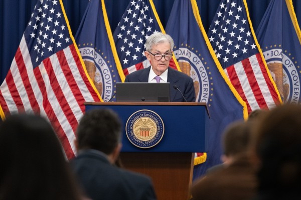 Trump presiona para que la Fed baje los tipos de interés pero Powell aboga por esperar