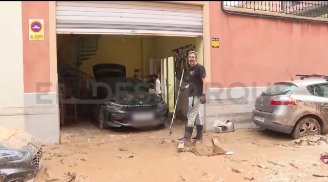 Vicente Moreno llega a Massanassa para ayudar a su familia a retirar agua y fango
