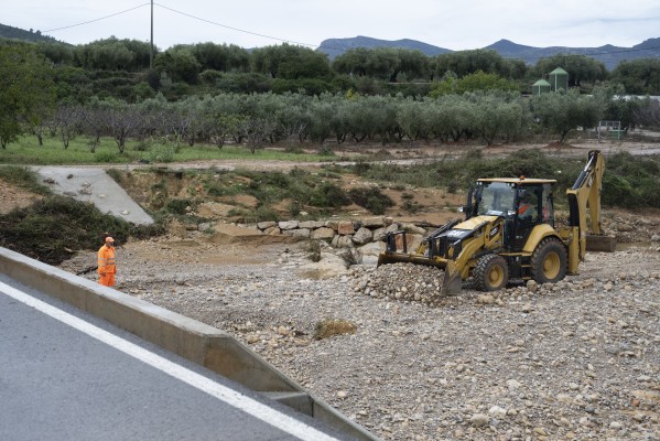 Un centenar de bomberos de Diputación trabaja en achiques y revisión de garajes tras la Dana