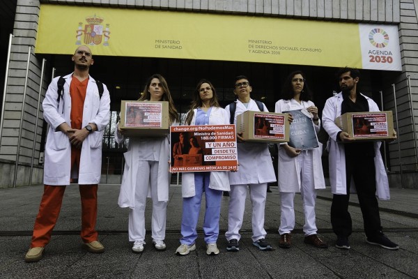 Médicos entregan a Sanidad más de 180.000 firmas contra las guardias de 24 horas: 