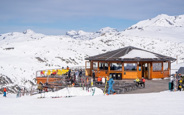 Terrazas, sol y nevadas primaverales en Baqueira Beret 