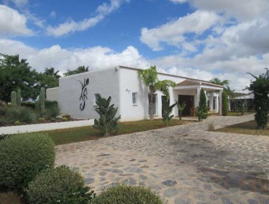 La Finca El Atardecer de Catral pide la declaración de interés comunitario para el restaurante, abierto desde 2021