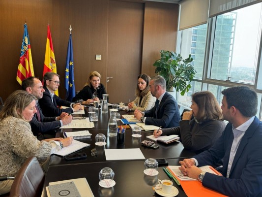 La Generalitat creará dos comisiones mixtas para abordar la lucha contra la violencia sobre la mujer y ocupación ilegal