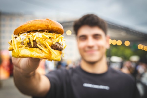Los food trucks de más de 20 hamburgueserías echan el freno en Murcia: vuelve el campeonato para elegir la mejor burger de España