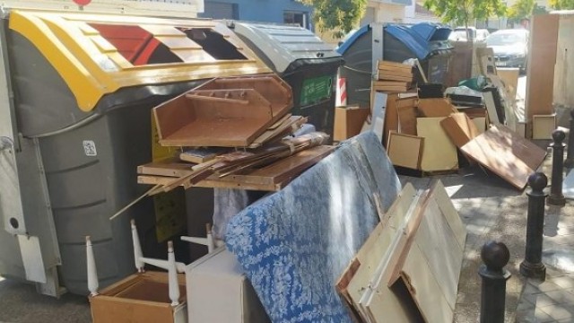 València sancionará con hasta 3.000 euros orinar en la calle o abandonar muebles junto a contenedores