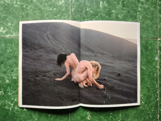 Desnudos, arena y carretera: Laura Soriano viaja al desierto de Mojave a través de un fotolibro