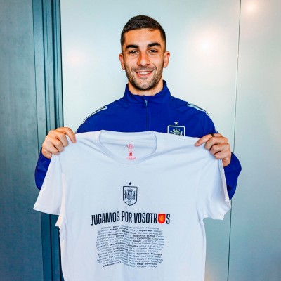 'Jugamos por vosotros', la camiseta solidaria de la selección en Valencia