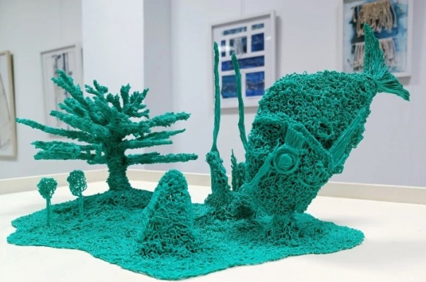 La artista Esther Peláez teje una obra viva que emerge del mar: exposición en San Pedro del Pinatar