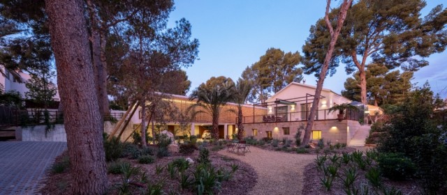 La casa de El Valle que soñaba con tener un trozo de monte como jardín: así se ha reinventado esta vivienda con historia