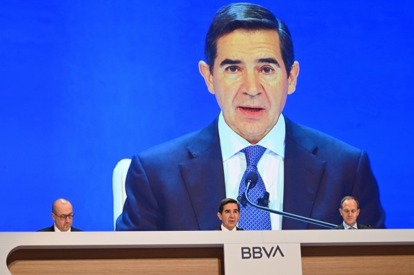 BBVA traslada a sus accionistas que la OPA al Sabadell 