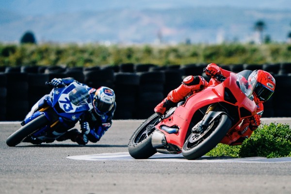 Los hermanos Márquez preparan el Gran Premio de las Américas en el Aspar Circuit
