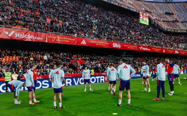 Más de 15.000 personas disfrutan del entrenamiento de España en Mestalla