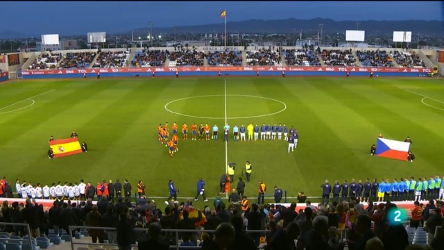 España empata en Lorca un partido en el que paga dos errores en un minuto