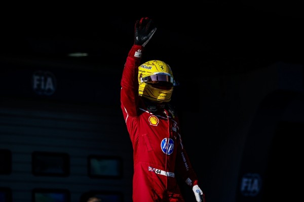 Hamilton ya gana con Ferrari y Piastri sorprende con la pole en China