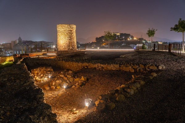 El Molinete estrena su iluminación monumental y pone en marcha las visitas nocturnas