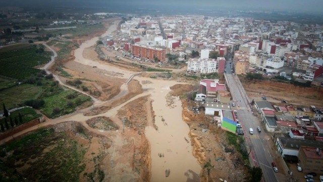 Los bomberos dejaron de vigilar el barranco del Poyo a mediodía porque el caudal 