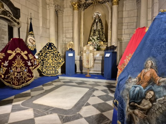La Catedral de Murcia expondrá los mantos de la Virgen de la Huerta de Los Ramos hasta el 24 de abril