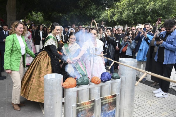 Castelló anuncia la Magdalena con una mascletà multitudinaria y la entrega de los Fadrins Honorífics