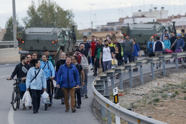 Miles de voluntarios intentan saltarse la prohibición y seguir con las labores de limpieza
