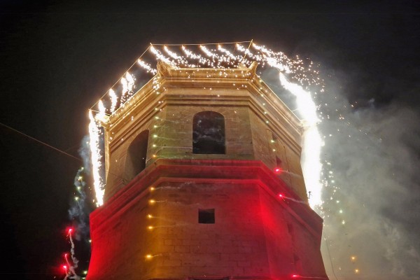 Luces, música y pirotecnia protagonizan en la plaza Mayor la tradicional 