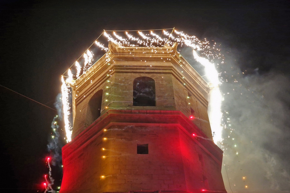 Luces, música y pirotecnia protagonizan en la plaza Mayor la tradicional 