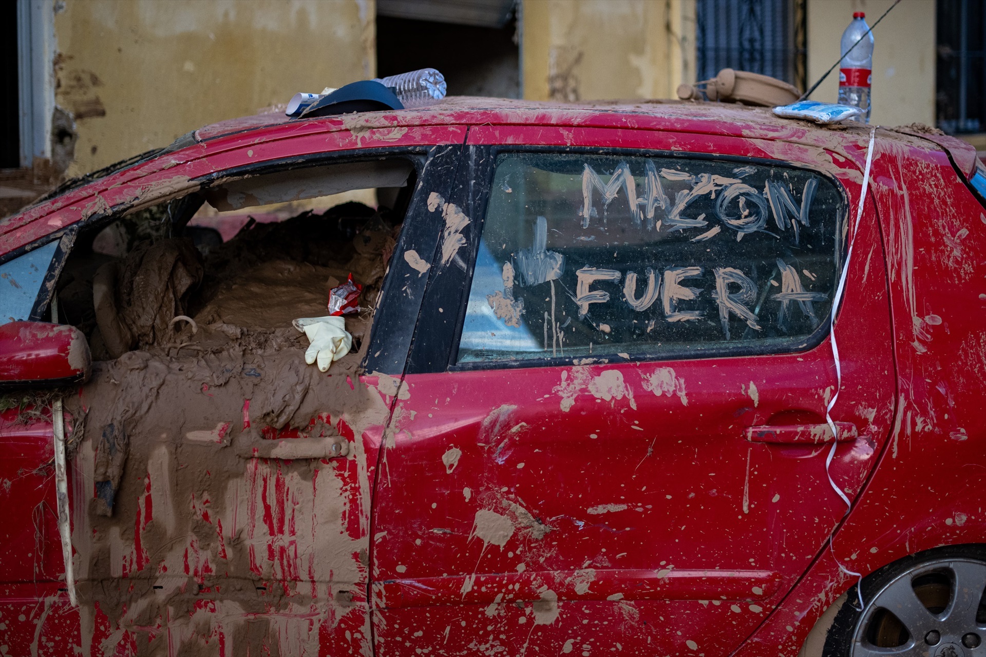 Un coche lleno de barro por la DANA en el que se lee 'Mazón fuera' escrito en una ventanilla, a 2 de noviembre de 2024, en Alfafar. Foto: EP/Lorena Sopeña - 